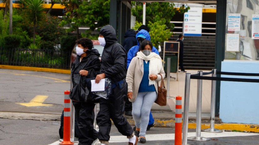 Personas en los exteriores del Hospital Carlos Andrade Marín, en el centro de Quito, el 13 de mayo de 2020. - Foto: API Personas en los exteriores del Hospital Carlos Andrade Marín, en el centro de Quito, el 13 de mayo de 2020. - Foto: API