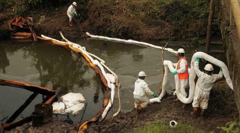 Los técnicos de Petroamazonas limpian el petróleo derramado en el sector de Dureno. Foto: Diego Pallero / EL COMERCIO Este contenido ha sido publicado originalmente por Diario EL COMERCIO en la siguiente dirección: http://www.elcomercio.com/actualidad/sucumbios-derrame-crudo-agua-contaminacion.html. Si está pensando en hacer uso del mismo, por favor, cite la fuente y haga un enlace hacia la nota original de donde usted ha tomado este contenido. ElComercio.com Los técnicos de Petroamazonas limpian el petróleo derramado en el sector de Dureno. Foto: Diego Pallero / EL COMERCIO Este contenido ha sido publicado originalmente por Diario EL COMERCIO en la siguiente dirección: http://www.elcomercio.com/actualidad/sucumbios-derrame-crudo-agua-contaminacion.html. Si está pensando en hacer uso del mismo, por favor, cite la fuente y haga un enlace hacia la nota original de donde usted ha tomado este contenido. ElComercio.com